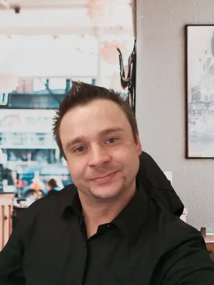 David Puchalla, Inhaber und Gründer der Marke puchalla.pro. Gleizeitig der mehrfach ausgezeichnete Experte in den Bereichen "Social Media Management",  "Social Media Marketing", "Suchmaschinenmarketing", SEO, SEA, Logistik, etc.